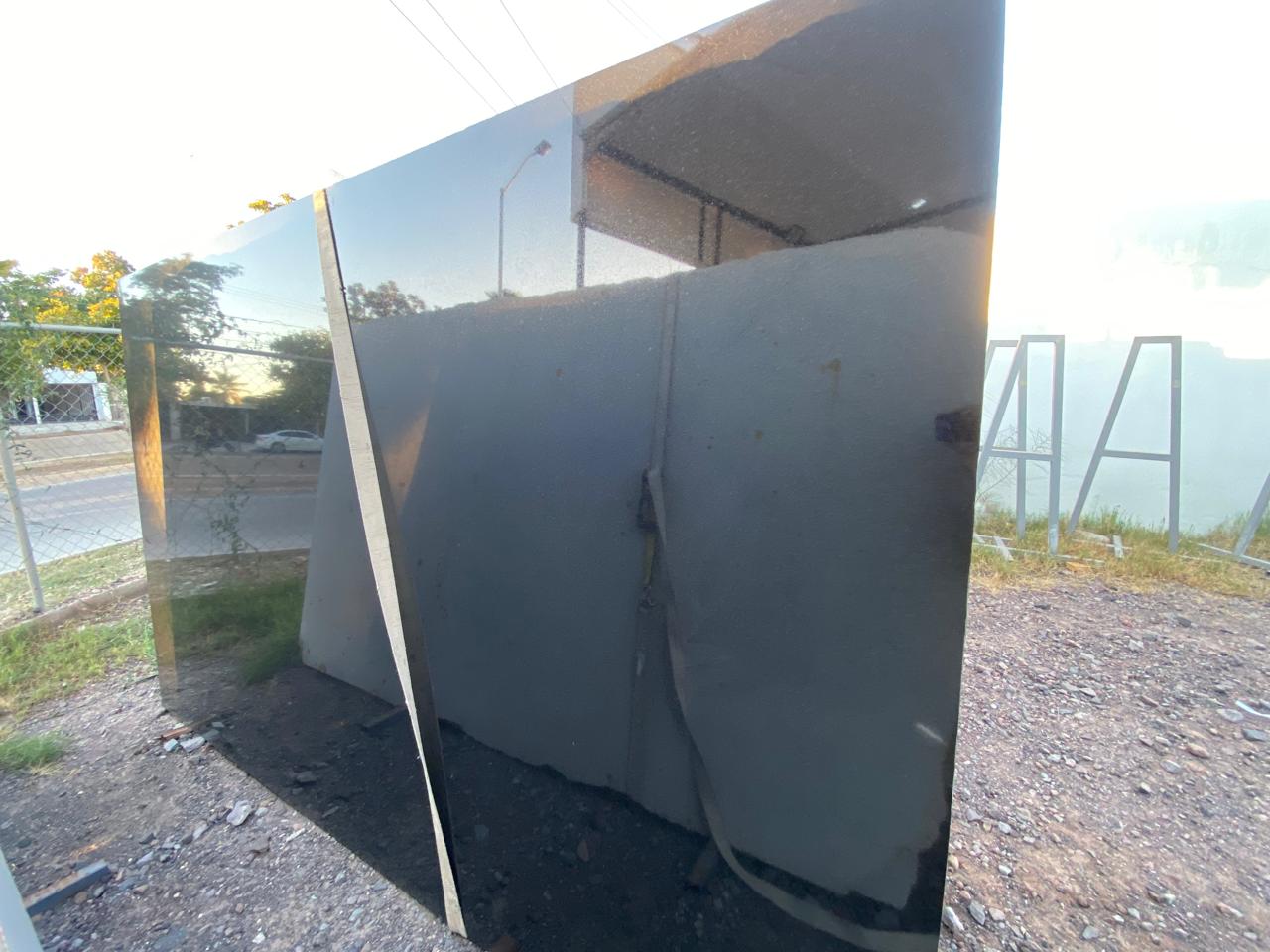 Negro absoluto 3.17 X 1.97 acabado pulido y brillado. Image